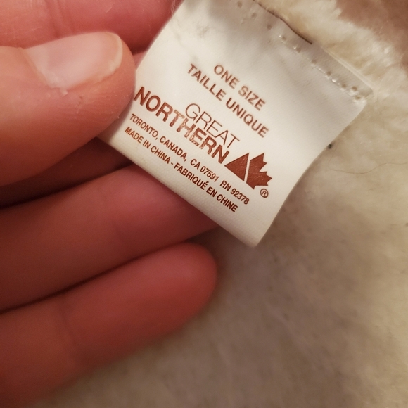 Colorful, cozy, fluffy, trendy scarf by Great Northern. Oversized. Multicolor. - Picture 3 of 5